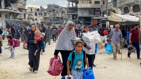 Reuters People flee northern Gaza, 6 october