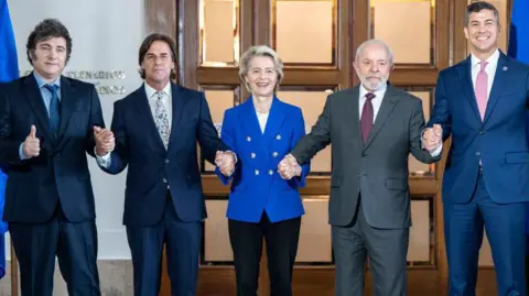 Getty Images Ursula von der Leyen with, from left to right, Argentina's Javier Milei, Uruguay's Luis Lacalle Pou, Brazil's Lula da Silva, and Paraguay's Santiago Pena