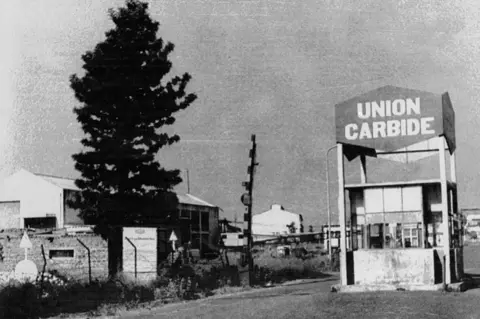 Getty Images A general view of the Union Carbide plant here is shown. A gas leakage from this pesticide plant caused the death of hundreds of people. 