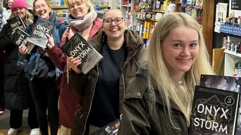 Waterstones Young women queue up to buy copies of Onyx Storm in Waterstones in Warrington, holding up their books